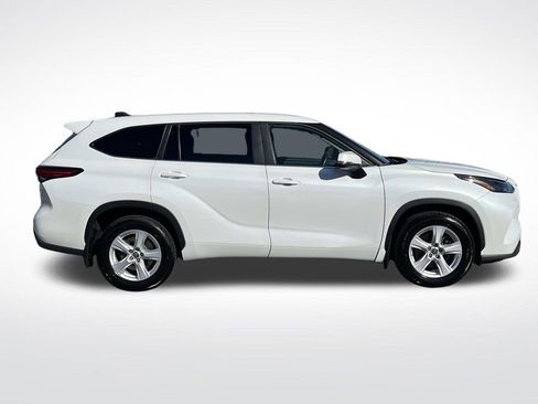 Used 2023 Toyota Highlander LE image 2