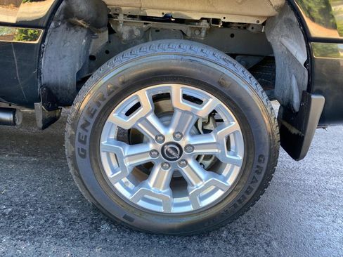 Used 2024 Nissan Titan SV w/ SV Convenience Package AWD/4WD image 16