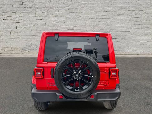Used 2025 Jeep Wrangler Sahara image 4