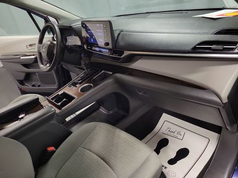 Used 2022 Toyota Sienna LE image 25