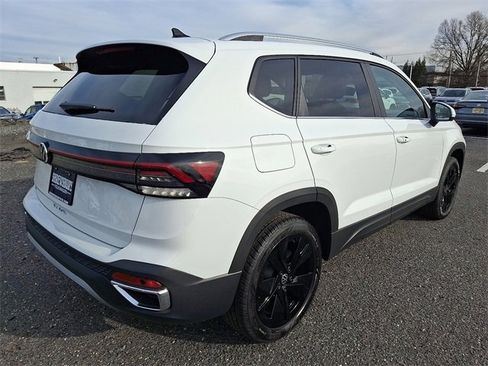 New 2026 Volkswagen Taos SE image 4