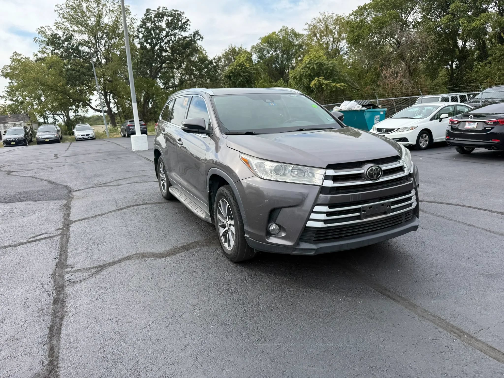 Used 2019 Toyota Highlander XLE FWD image 1