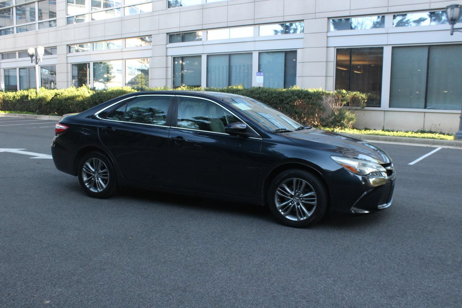 Used 2015 Toyota Camry SE FWD image 2