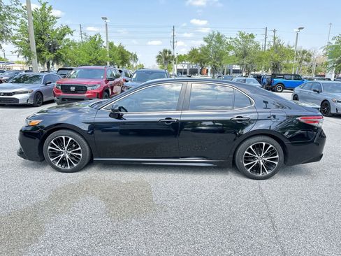 Used 2019 Toyota Camry SE image 3