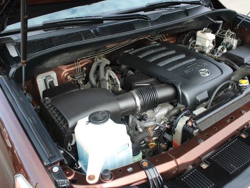 Used 2016 Toyota Tundra SR5 w/ TRD Off Road Package image 9