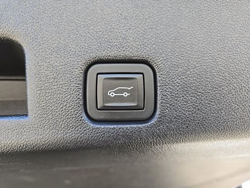 Used 2024 Chevrolet Traverse LT image 36