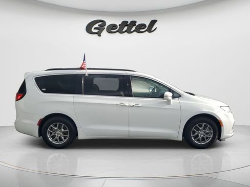 Used 2021 Chrysler Pacifica Touring FWD image 4