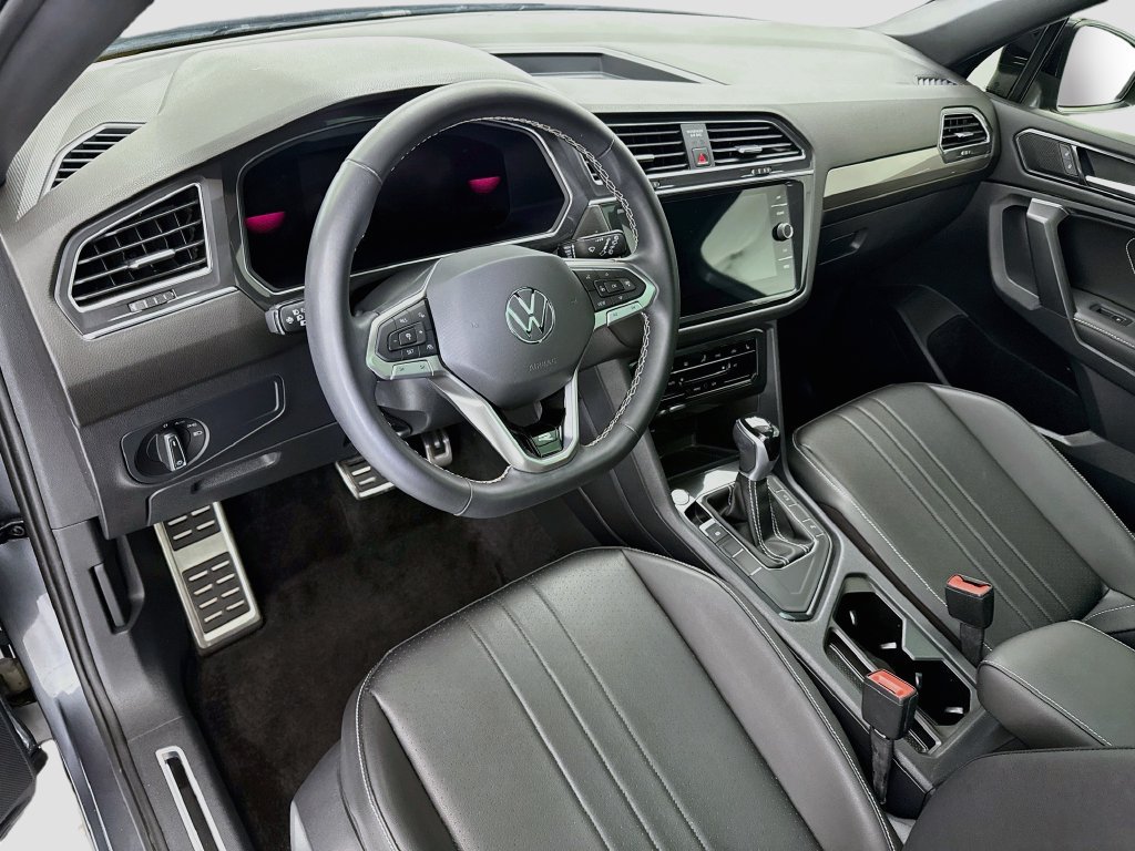 Used 2023 Volkswagen Tiguan SE R-Line FWD image 9