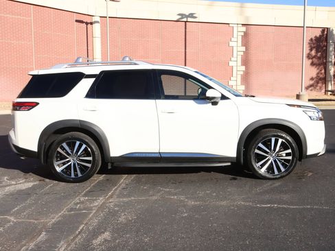 Used 2024 Nissan Pathfinder Platinum image 39