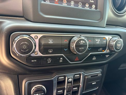 Used 2023 Jeep Gladiator Sport AWD/4WD image 18