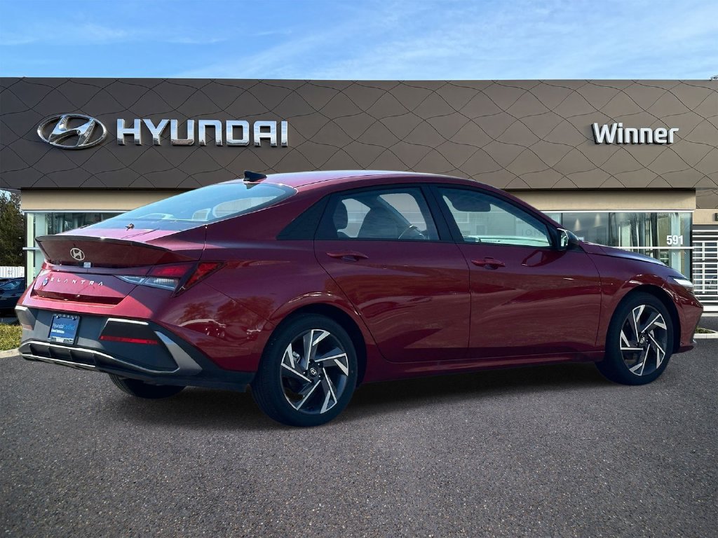 Certified 2025 Hyundai Elantra Sport FWD image 4
