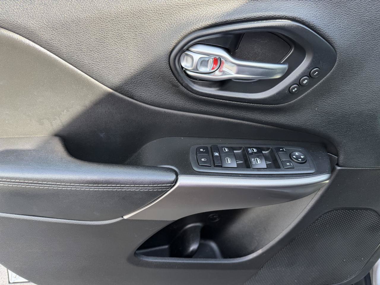 Used 2019 Jeep Cherokee Limited AWD/4WD image 9