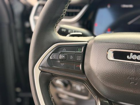 Used 2023 Jeep Grand Cherokee L Laredo image 15