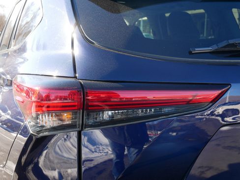 Used 2022 Toyota Highlander XLE image 17