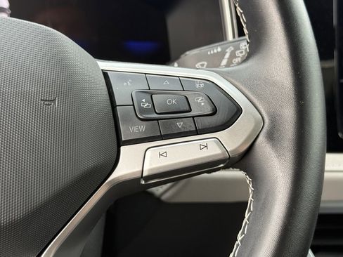 Used 2025 Volkswagen Taos SE image 18