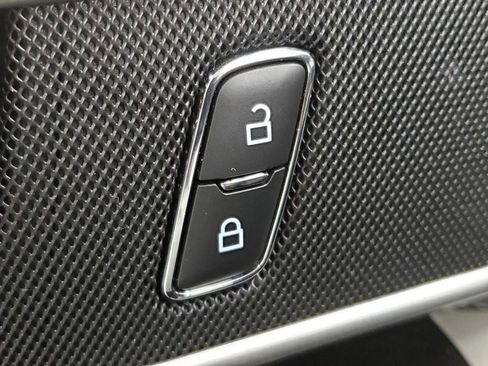 Used 2022 Ford Explorer XLT w/ Equipment Group 202A image 27