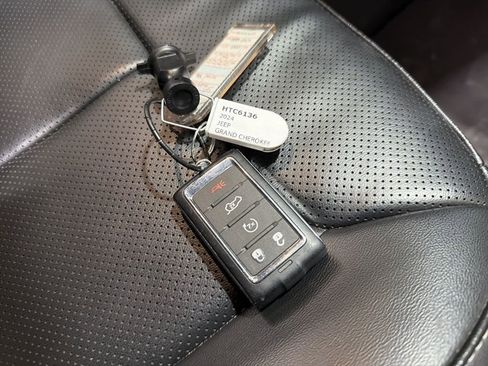 Used 2024 Jeep Grand Cherokee L Limited w/ Luxury Tech Group II image 32