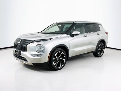 Used 2023 Mitsubishi Outlander SE image 3