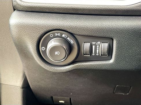 Used 2025 Chrysler Pacifica Select FWD image 14