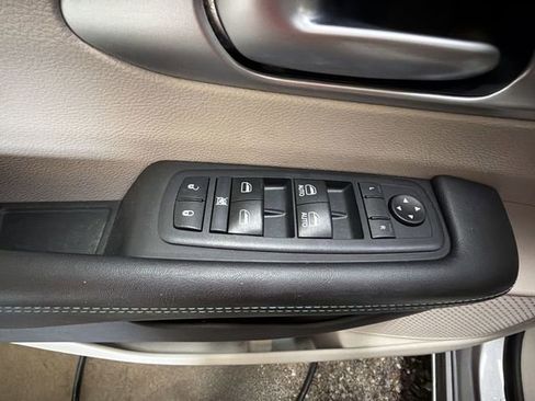 Used 2018 Chrysler Pacifica Touring-L image 13