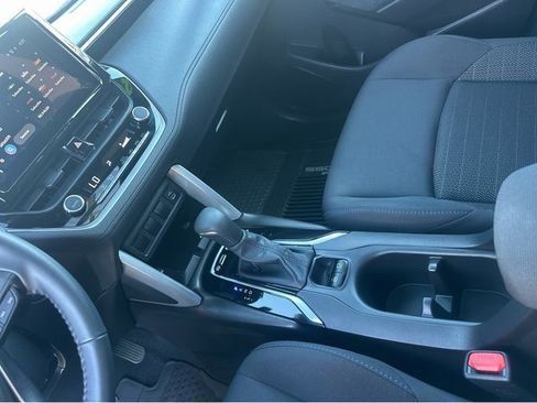 Used 2024 Toyota Corolla Cross SE image 32