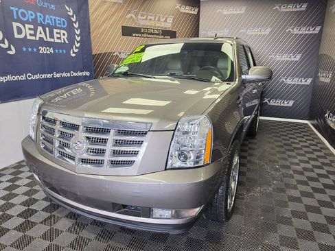 Used 2012 Cadillac Escalade Luxury RWD image 2