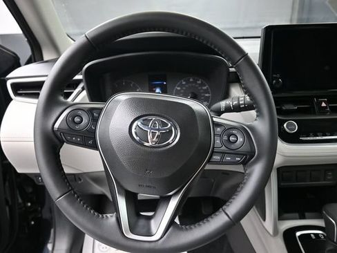 Used 2025 Toyota Corolla Cross LE AWD/4WD image 23