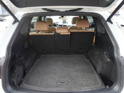 Used 2022 Volkswagen Tiguan SE w/ Panoramic Sunroof Package image 31