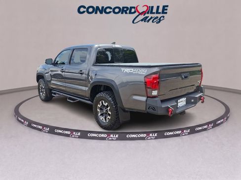 Used 2018 Toyota Tacoma TRD Off-Road AWD/4WD image 4