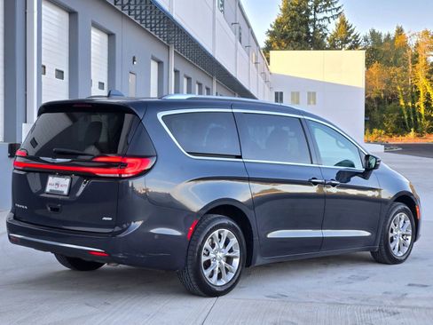 Used 2021 Chrysler Pacifica Touring-L w/ Premium & Safety Sphere Group image 8