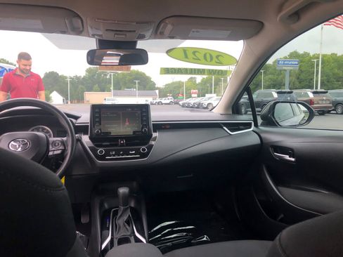 Used 2021 Toyota Corolla LE FWD image 17