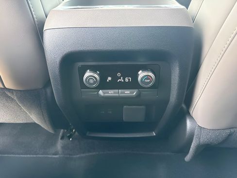 Used 2025 GMC Acadia Elevation w/ Elevation Premium Package FWD image 13