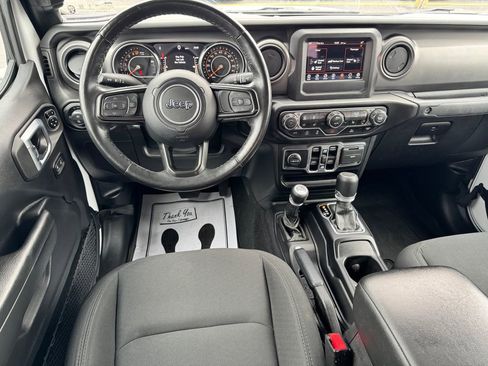 Used 2022 Jeep Gladiator Willys AWD/4WD image 17