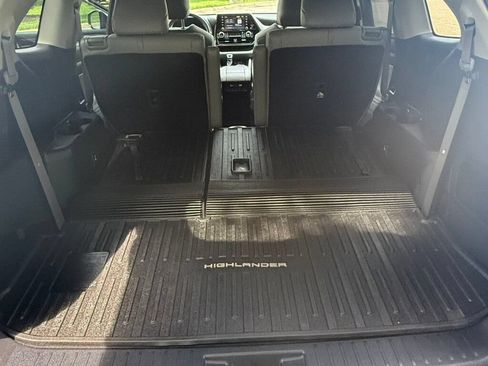 Used 2021 Toyota Highlander XLE AWD/4WD image 50