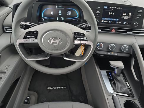 Used 2025 Hyundai Elantra SE image 13