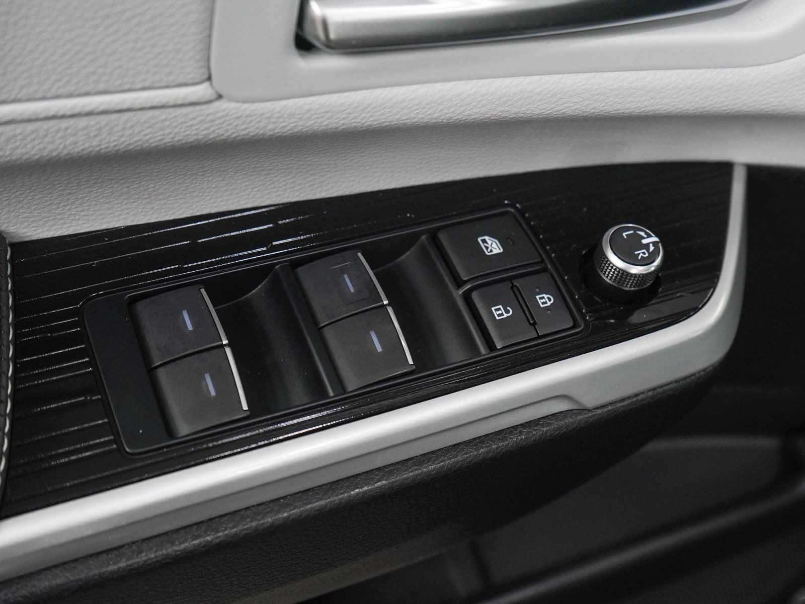 Used 2025 Toyota Sienna XSE AWD/4WD image 22