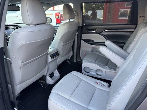 Used 2015 Toyota Highlander Limited Platinum AWD/4WD image 12