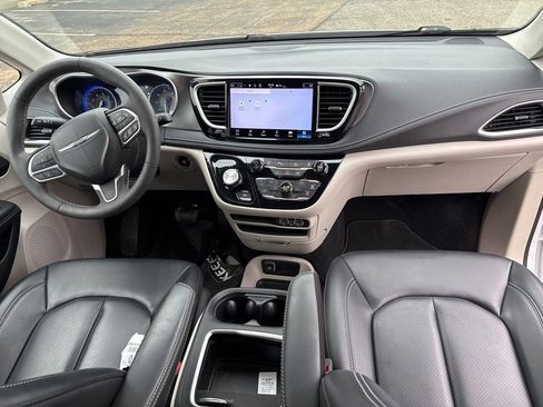 Used 2023 Chrysler Pacifica Touring-L image 10