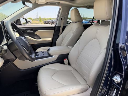 Used 2025 Toyota Highlander XLE AWD/4WD image 26