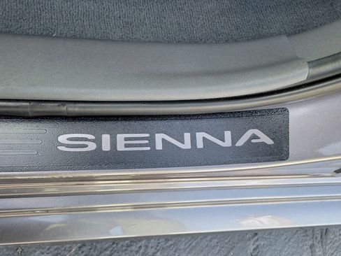 Used 2020 Toyota Sienna L w/ Carpet Mat Package FWD image 15