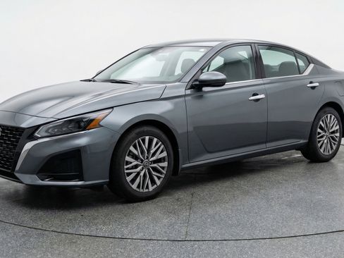 Used 2025 Nissan Altima 2.5 SV image 3