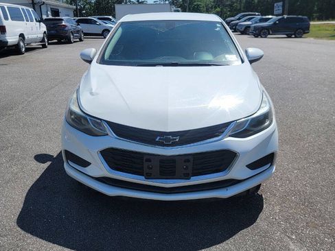 Used 2017 Chevrolet Cruze LT image 2