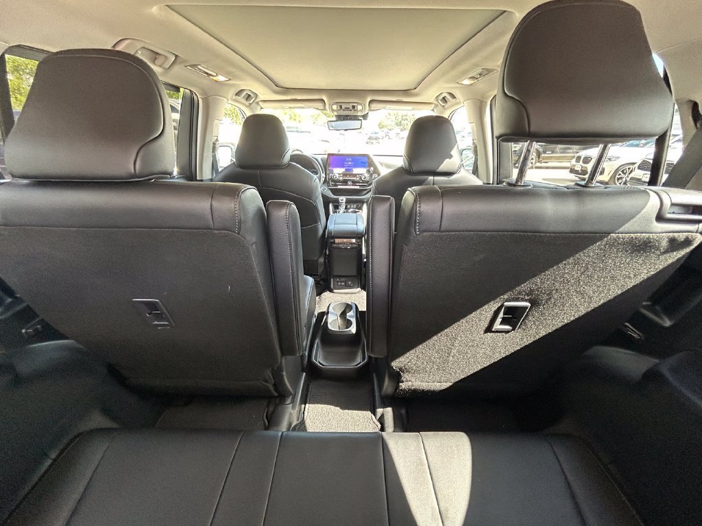 Used 2024 Toyota Highlander Platinum FWD image 16