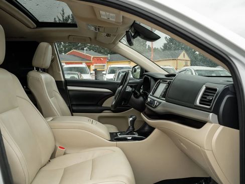 Used 2018 Toyota Highlander XLE AWD/4WD image 16