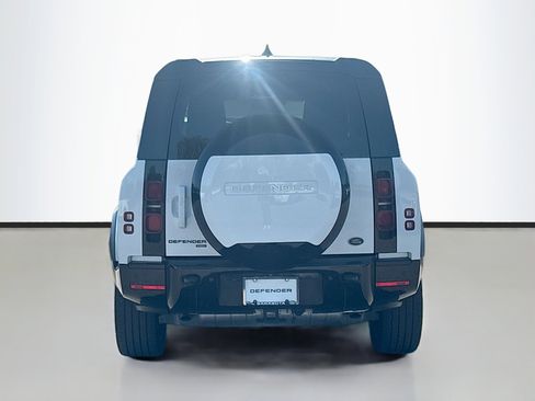 Used 2023 Land Rover Defender 130 X-Dynamic SE image 4