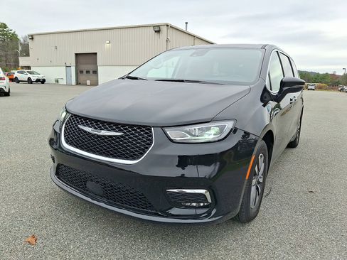 Used 2024 Chrysler Pacifica Select image 4