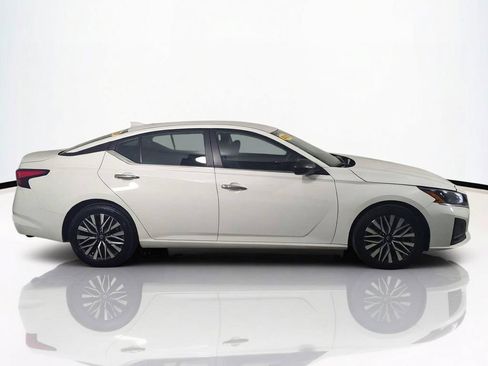 Used 2025 Nissan Altima 2.5 SV FWD image 4