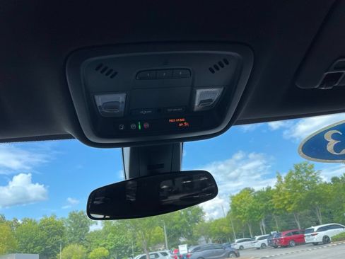 Used 2023 Chevrolet Traverse LT FWD image 16