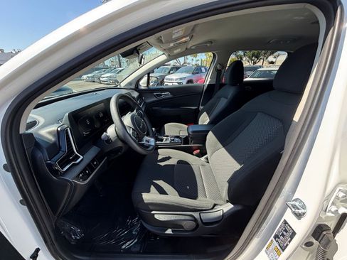Used 2025 Kia Sportage LX image 27
