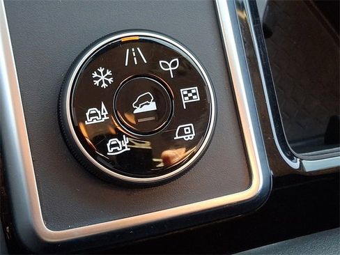 Used 2025 Nissan Pathfinder SL image 25